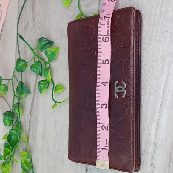 Chanel Camellia Embossed Lambskin Wallet - Picture 11 of 17